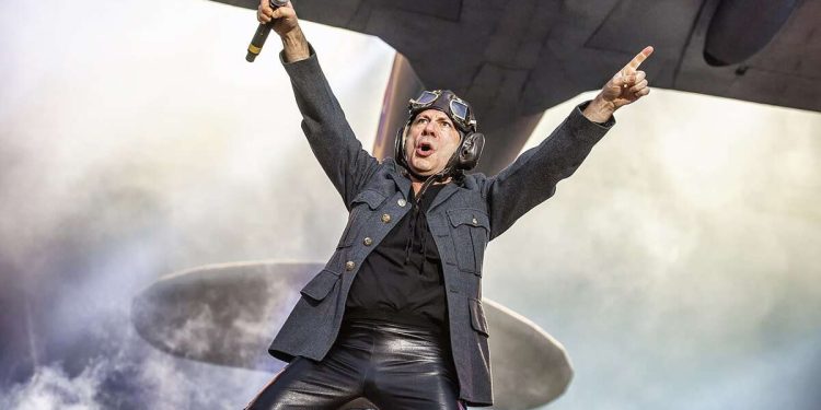 Bruce-Dickinson-ballena