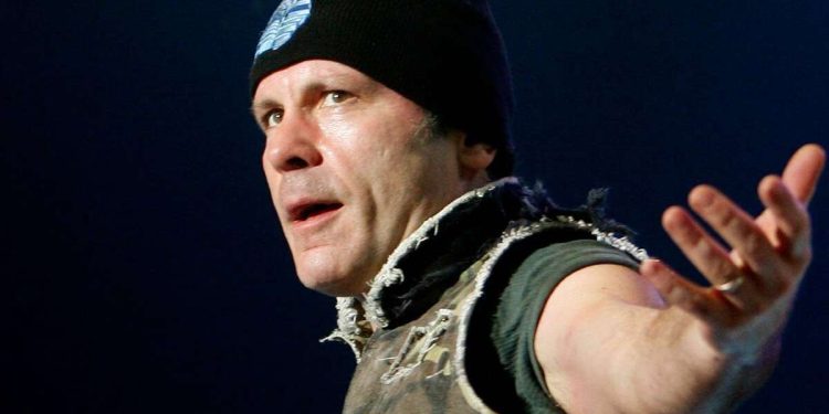 Bruce-Dickinson-ballena