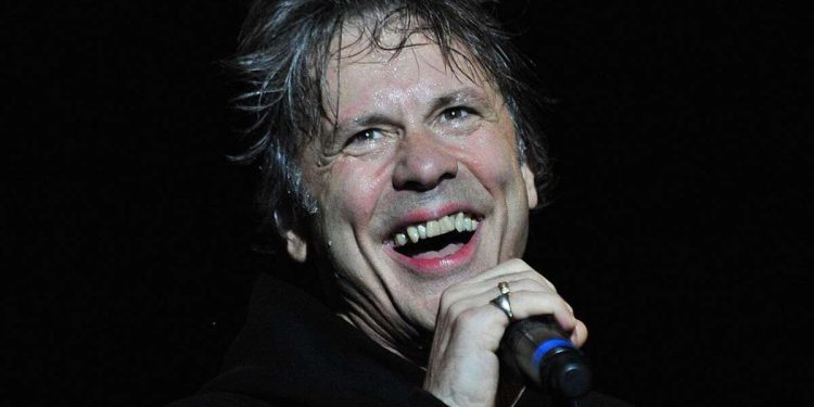 Bruce-Dickinson-ballena