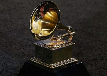 premios-grammy-ballena