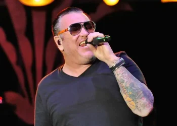 Steve Harwell, vocalista fundador de Smash Mouth, muere a los 56 años
