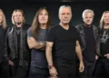 Los integrantes de la legendaria banda de heavy metal Iron Maiden posando juntos en estudio