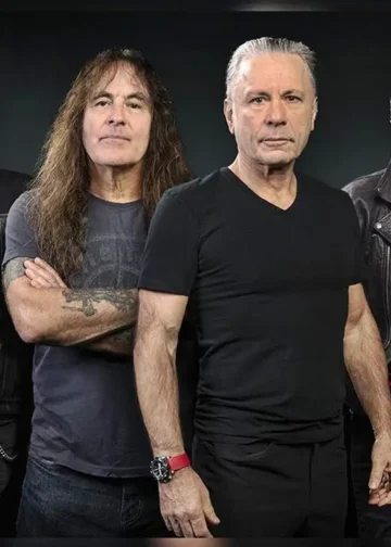 Los integrantes de la legendaria banda de heavy metal Iron Maiden posando juntos en estudio