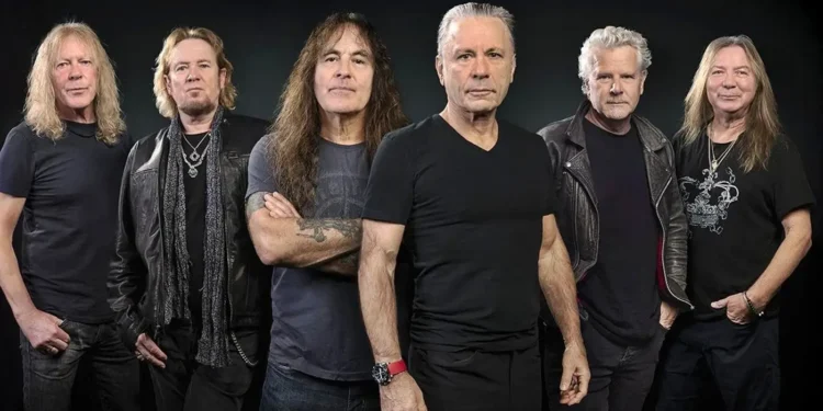 Los integrantes de la legendaria banda de heavy metal Iron Maiden posando juntos en estudio