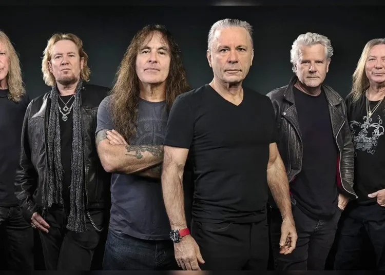 Los integrantes de la legendaria banda de heavy metal Iron Maiden posando juntos en estudio
